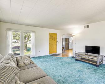 Sterling Home w/ Patio & Grill: 1 Mi to College! - Sterling - Living room