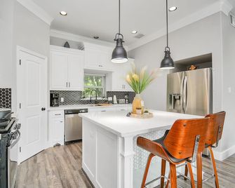 La Casa Blanca-Rooftop Skyline with Gameroom - Houston - Kitchen
