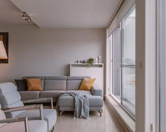 Huswell - Charming apartment near the beach with balcony - De Panne - Living room