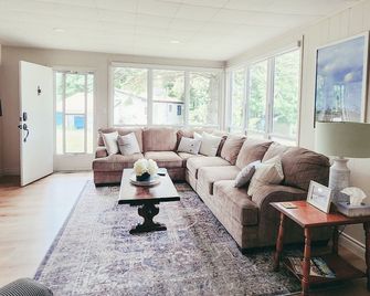 'Peaceful Waterside Getaway: Sleeps 8, Short Stroll to Shops' - Southampton - Living room