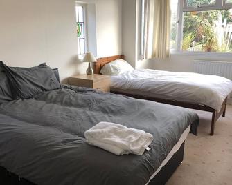 Make Cozy Southgate Your London Base - Southgate - Bedroom