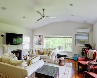 Hudson Valley Retreat with Heated Pool & Jacuzzi - Stone Ridge - Living room