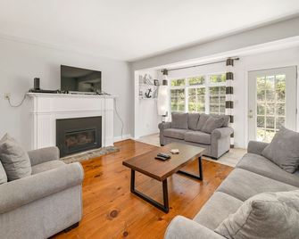 Lake & Mountain Views. Resort Pool, Beach, Hot Tub, Beach Bar, & Other Amenities - Laconia - Living room