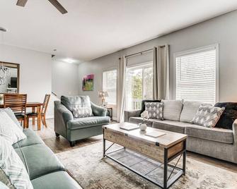 Charming Helen Vacation Rental 2 Mi to Village! - Helen - Living room