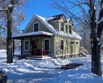 Cheerful 3 Bedroom Cottage by Rail Trail - New Paltz - Building