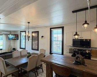 Alma 2 bedroom Sleeps 6 - Alma - Dining room