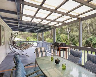 Pet friendly Beach House at Kianga - Kianga - Balcón