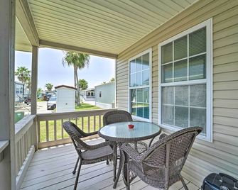 Deck & Pool Access: Long Island Village Escape! - Port Isabel - Balkon