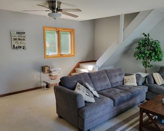 Lake Avalon - Charming 4-bedroom, 2-Bathroom Lake House - Hillman - Sala de estar