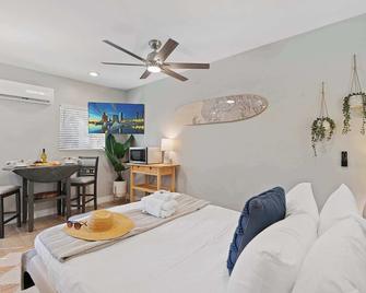 Endless Summer Beach Studio- In The Heart of OB - San Diego - Bedroom