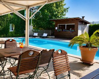 Logis Hôtel Les Colonnes Strasbourg Zenith - Eckbolsheim - Piscine