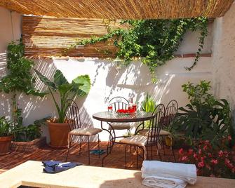 El Patio de Lola, an Andalusian village house with green marble splash pool. - Ríogordo - Patio
