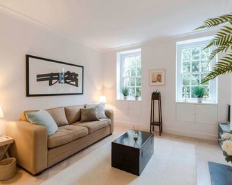 Bright and Leafy 1 Bedroom Flat in the Heart of Chelsea - London - Wohnzimmer