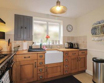 ASH HOUSE, pet friendly, character holiday cottage in Alton - Stoke-on-Trent - Kitchen