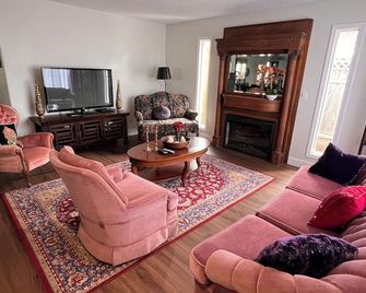 Private Residence Near Downtown & Amenities - Canby - Sala de estar