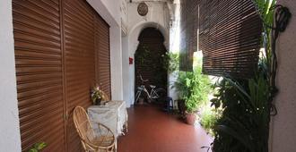 Cocoa Mews Cafe and Homestay - George Town - Patio