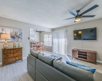 Cozy Fresno Condo w/ Balcony & Pool Access - Fresno - Sala de estar