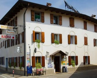 Albergo Ristorante Borghese - Montereale Valcellina - Edificio
