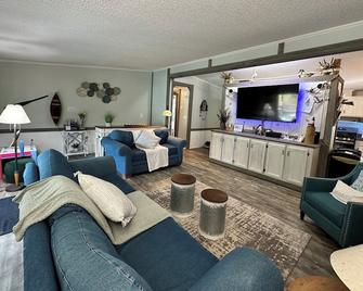 Boating and Kayaking in Popular Sister Lakes - Dowagiac - Living room