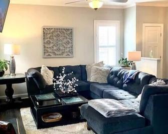 Urban Chicken Farmhouse w Hot Tub - Garner - Living room