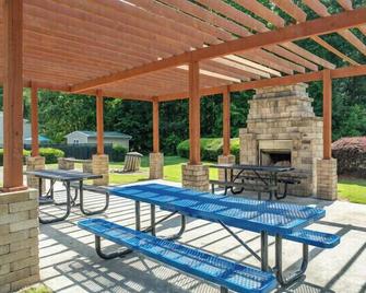 Park At London T2 Spacious 2 Bed 2 Bath - Ellenwood - Innenhof