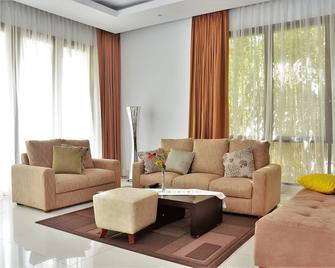 3 BR City View Villa with a private pool 2 - Bandung - Pokój dzienny