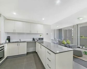 Southwest Liverpool Area 3 Beds & Parking Nwf003 - Warwick Farm - Kitchen