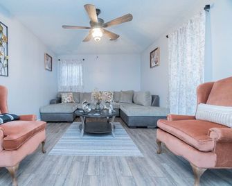 Lovely 3 bedroom house close to great shopping and dining. - Montgomery - Living room