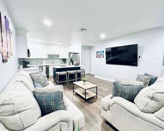 3 Bed/3 Bath with King Bed 15 min to Downtown New Orleans - Metairie - Living room