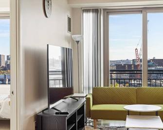 Tranquil 2 BR 2BA apartment with stunning views - كامبريدج - غرفة معيشة