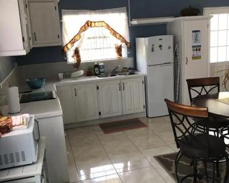 Family Friendly 2-bedroom Apartment in Vieux Fort - Vieux Fort - Kitchen