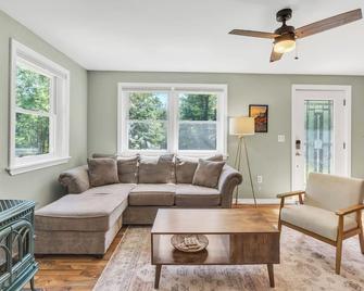 Cozy cottage in the woods - Surry - Wohnzimmer