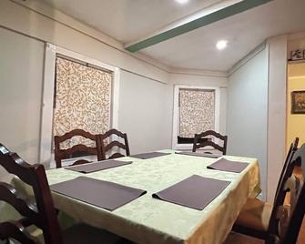 Holyoke House Oasis - Fast Wifi, Spacious, Quiet Neighborhood - Holyoke - Dining room