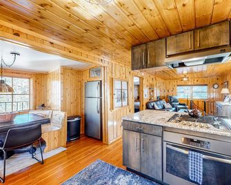 Updated, woodsy cabin with mountain view, deck & fireplace - near Pikes Peak - Green Mountain Falls - Cocina