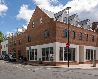 Modern 2 Bedroom Apartments Town Centre Camberley - Camberley - Building