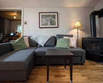 3-Bedroom Cottage #1 Hamilton - Sharbot Lake - Living room