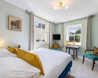 Garden View - Characterful bijou Dartmoor Apartment - Chagford - Bedroom