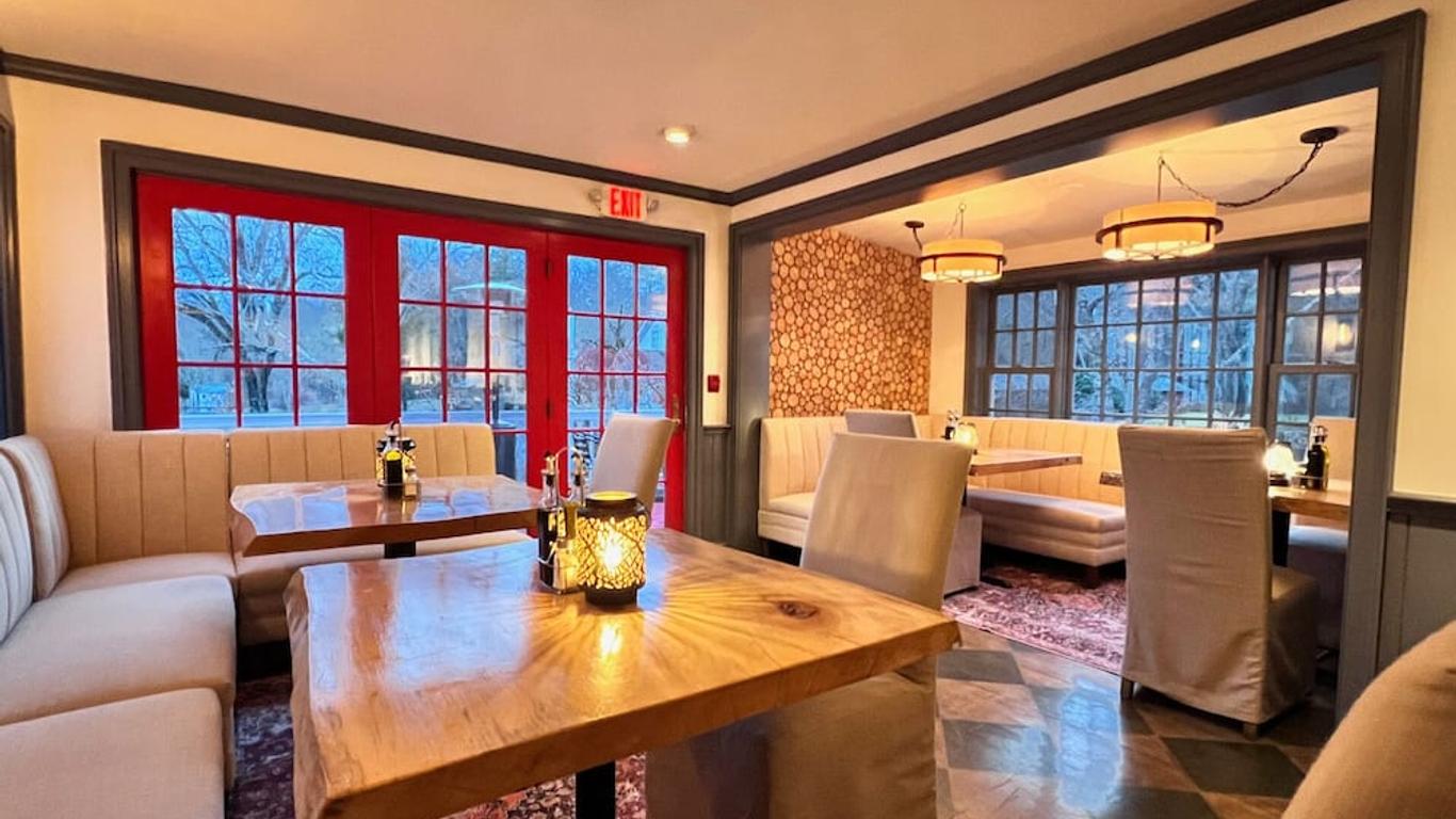 The Four Columns Inn & 1832 Tavern