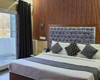 Sunny Pines Resort - Lansdowne