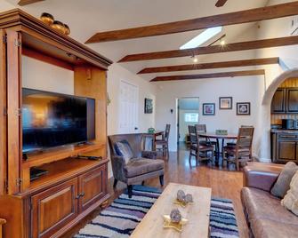 Rustic Log Cabin with Studio about 5 Mi to Pikes Peak! - Green Mountain Falls - Sala de estar