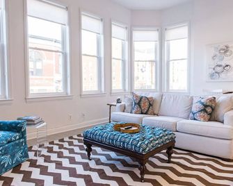 High Style On The Bourbon Trail - Versailles - Living room