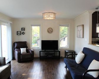 Luxurious Lakefront Home - Sleeps 12 - Killaloe - Living room