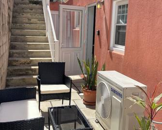 Charming 2-bedroom apartment with WiFi and AC in Devonshire - Devonshire