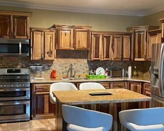 Paradise Cove - Spanish Town - Kitchen