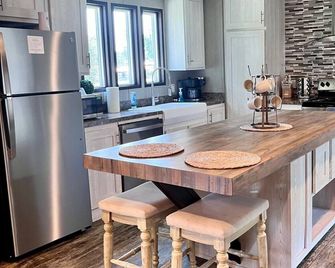 Ledo by the Lake New cozy 3-bedroom 2 bath home in Many with Boat Launch access - Many - Kitchen