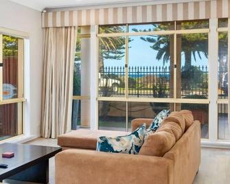 Luxury Ocean Front 3BR Home in Central Victor - 빅터하버 - 거실
