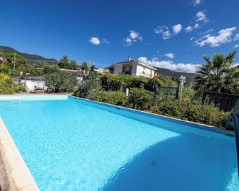The Eden of Roses and Glamping area is, relax, view, pool, spa, garden BBC Wifi - San Remo - Pool
