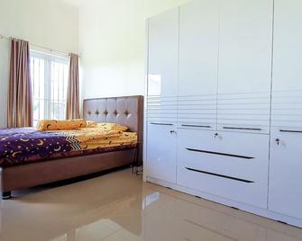 Villa Mangli Monochrome Syariah by eComerceloka - Jember - Sypialnia
