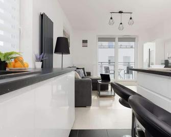 Szlachecka Apartment with Balcony & Parking Warsaw by Noclegi Renters - Warsaw - Living room