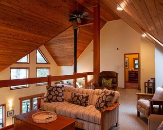 The Overlook, Luxury Lakeside Home with Dock - Harrison Hot Springs - Living room